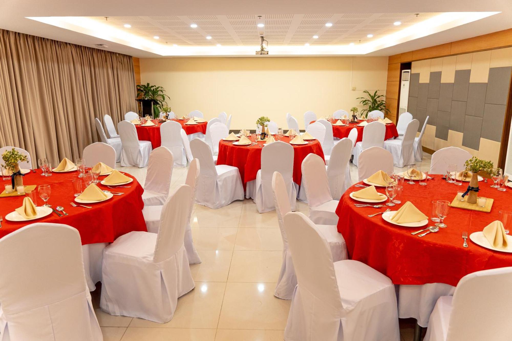 Dccco Hotel Dumaguete City Exterior photo